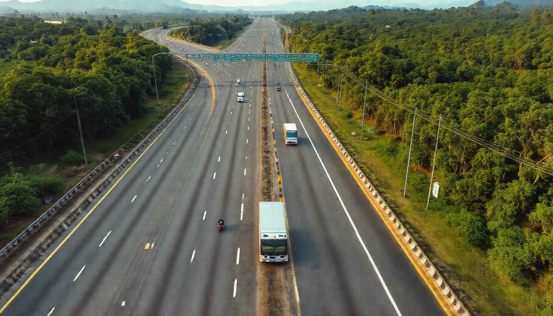 vista aérea de rodovia federal brasileira com motos e carros em trânsito livre