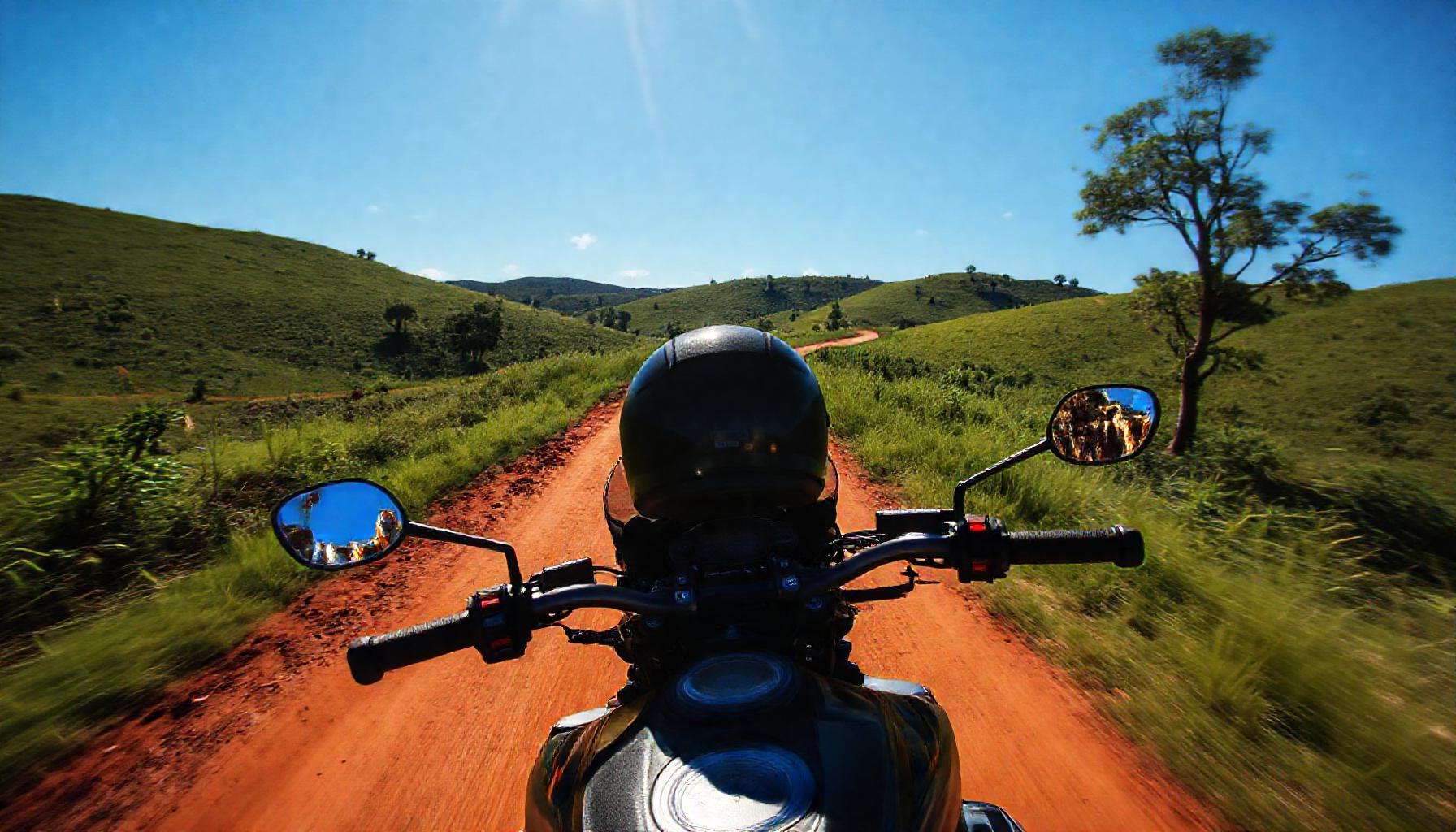 Moto adventure em estrada de terra vermelha no interior de Sao Paulo em Socorro