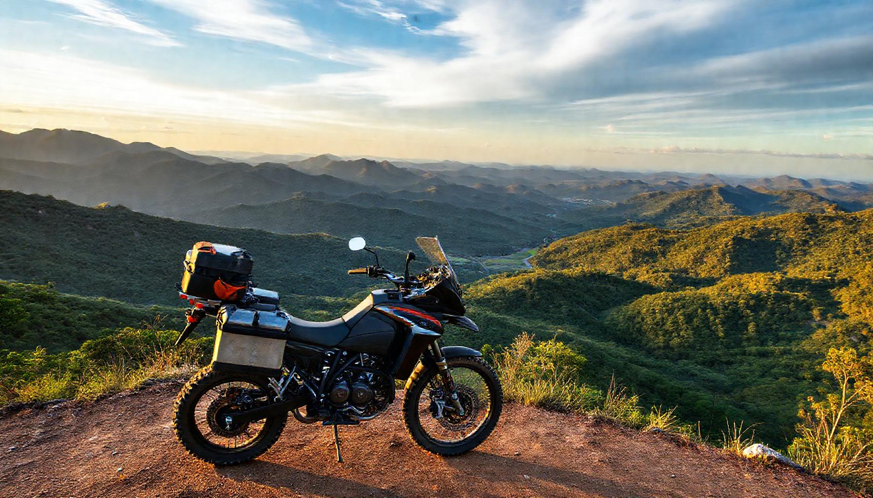 Trail adventure com malas de viagem em mirante da Serra Gaucha com vales e montanhas verdes